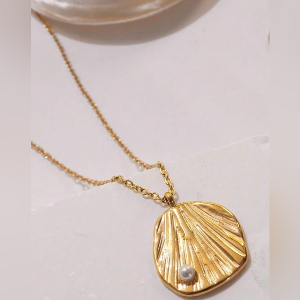 Lion’s Paw Scallop Shell Striated Rippled Cradle Nestle Pearl Nacre 18K Necklace - Picture 3 of 11